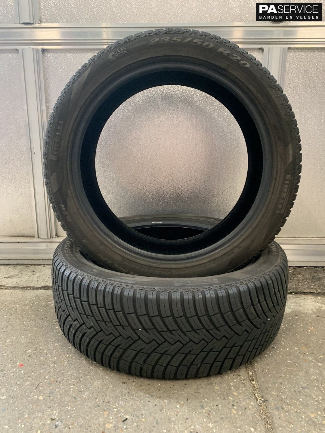 2x Pirelll 235 50 20 All Season met 6.4 mm, Gebruikt, Velg(en), -, -