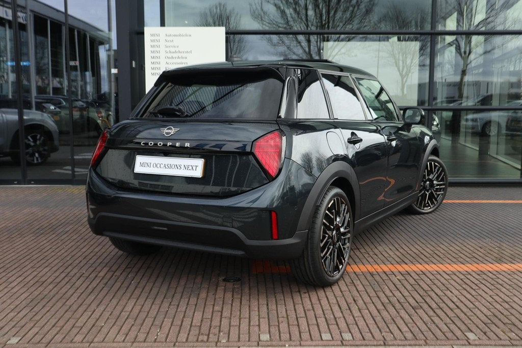 MINI 5-deurs Cooper C | Favoured Trim + Pakket XL, 156 pk, Met garantie (alle), Origineel Nederlands, Bedrijf