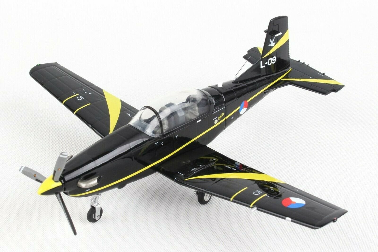 GEZOCHT: 1:72 Pilatus PC-7 Royal Netherlands Air Force, Ophalen of Verzenden, Zo goed als nieuw, Schaalmodel