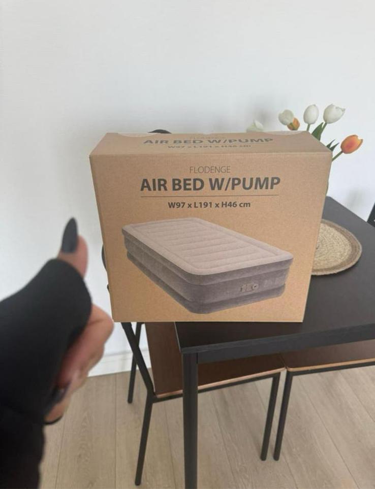Air bed with pump, Ophalen, Zo goed als nieuw, Eenpersoons