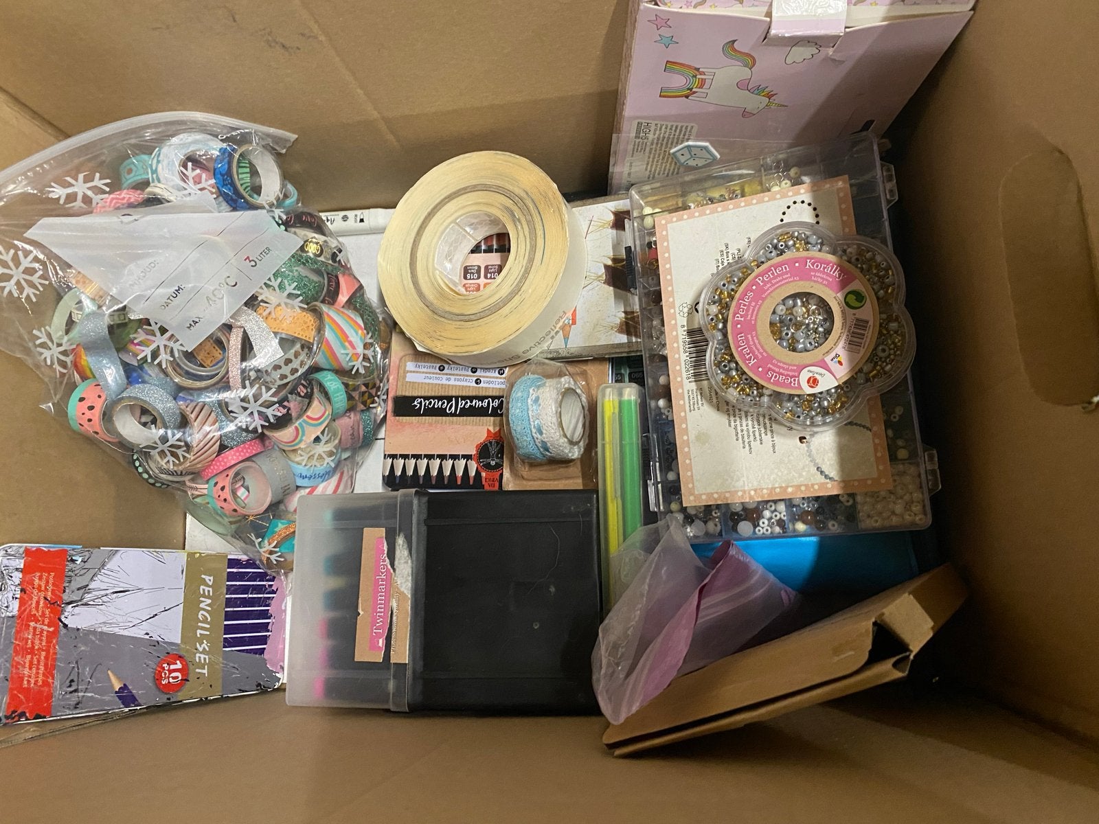 Verhuisdoos vol knutselspullen: scharen, stiften, boeken, Hobby en Vrije tijd, Knutselen, Ophalen, Gebruikt, Knutselmateriaal