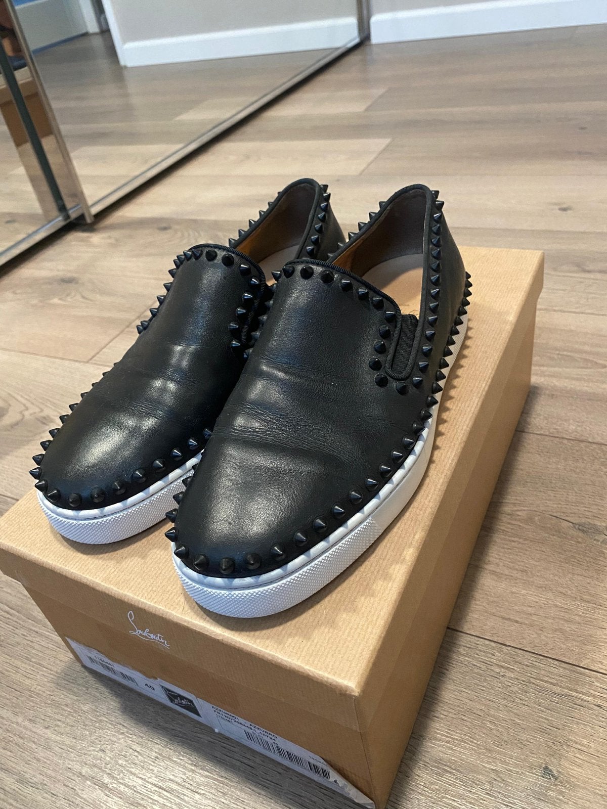 Christian Louboutin instappers maat 40 met studs, Ophalen of Verzenden, Gedragen, Zwart, Loafers