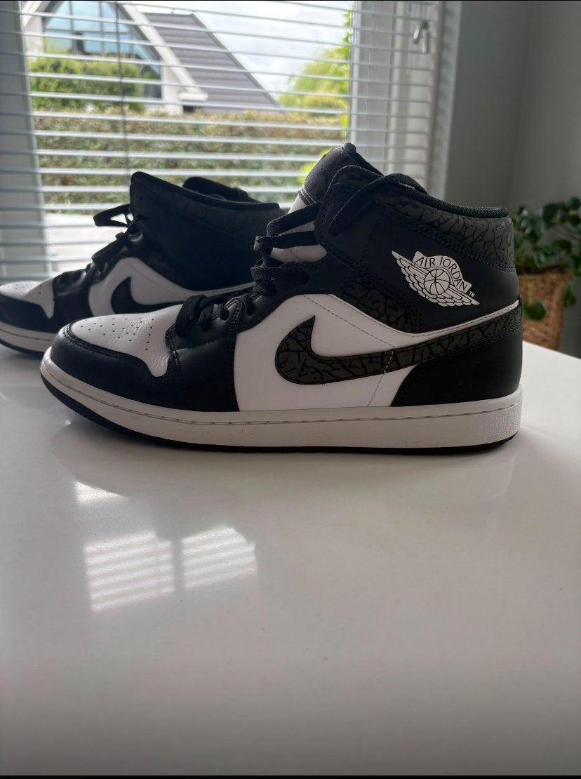 Nike Jordan 1 mid “Panda Elephant” sneakers, Ophalen of Verzenden, Zo goed als nieuw, Zwart, Sneakers of Gympen