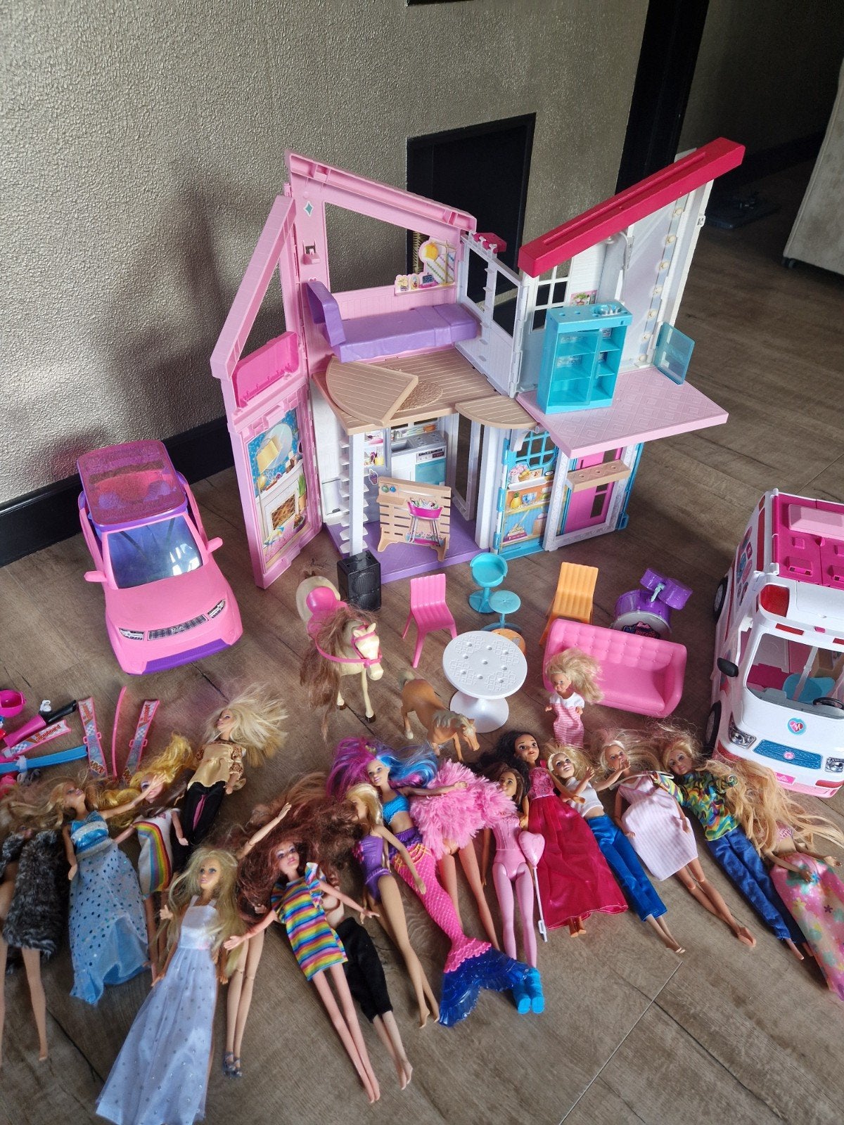 Grote Barbie set: Huis, auto, ambulance en veel poppen, Ophalen of Verzenden, Gebruikt, Barbie