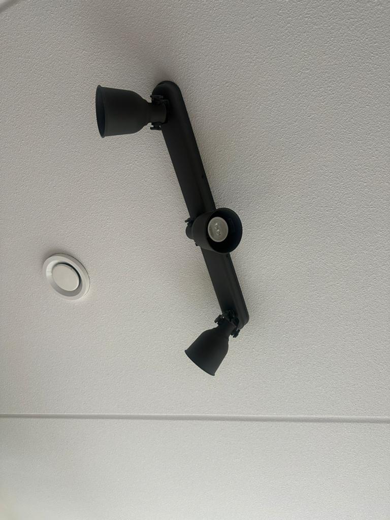Hektar plafondrail IKEA 3 spots, Huis en Inrichting, Lampen | Spots, Ophalen, Metaal of Aluminium, Zo goed als nieuw, Led