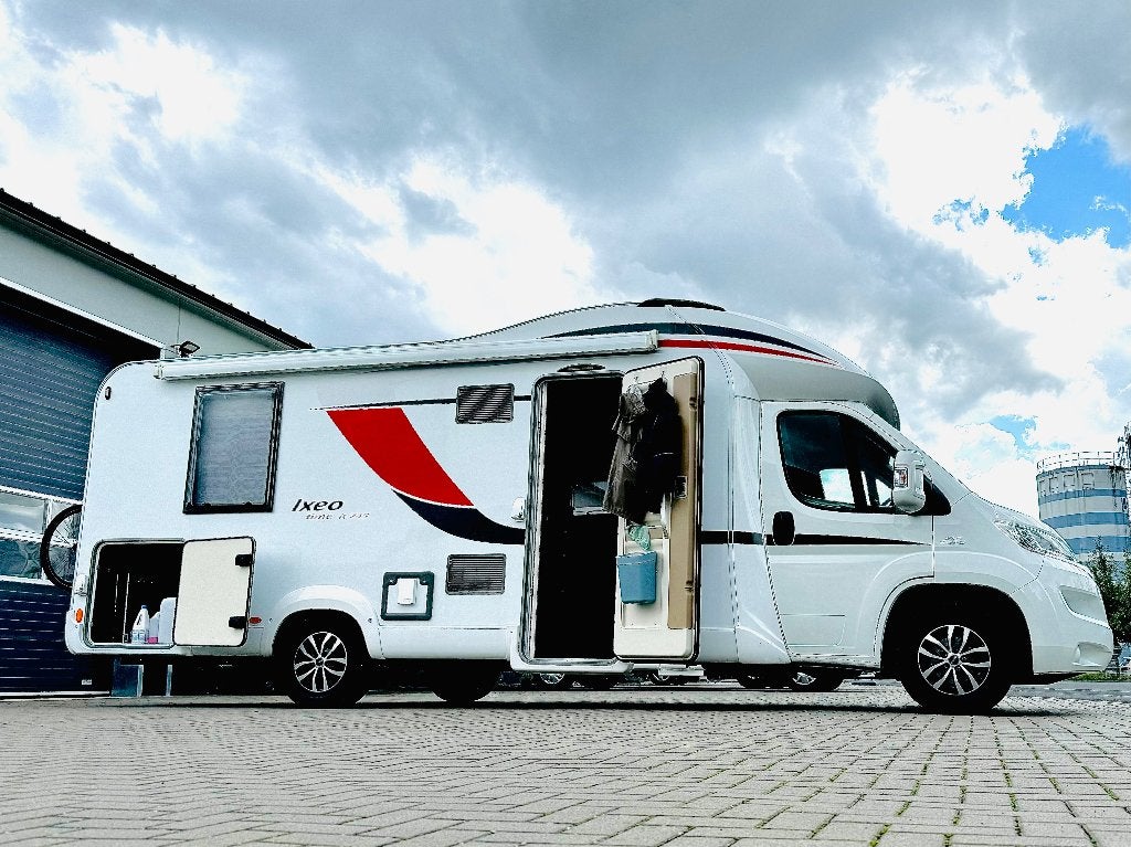Bürstner Ixeo Time IT 745 | Zeer compleet | Lithium | Hefbed, Caravans en Kamperen, Campers, Koelkast, Ringverwarming, Fiat, 7 tot 8 meter