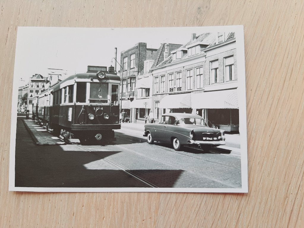 originele kleine foto Leiden Korevaarstraat, tram, auto 1960, Verzenden, 1940 tot 1960, Ongelopen, Voertuig