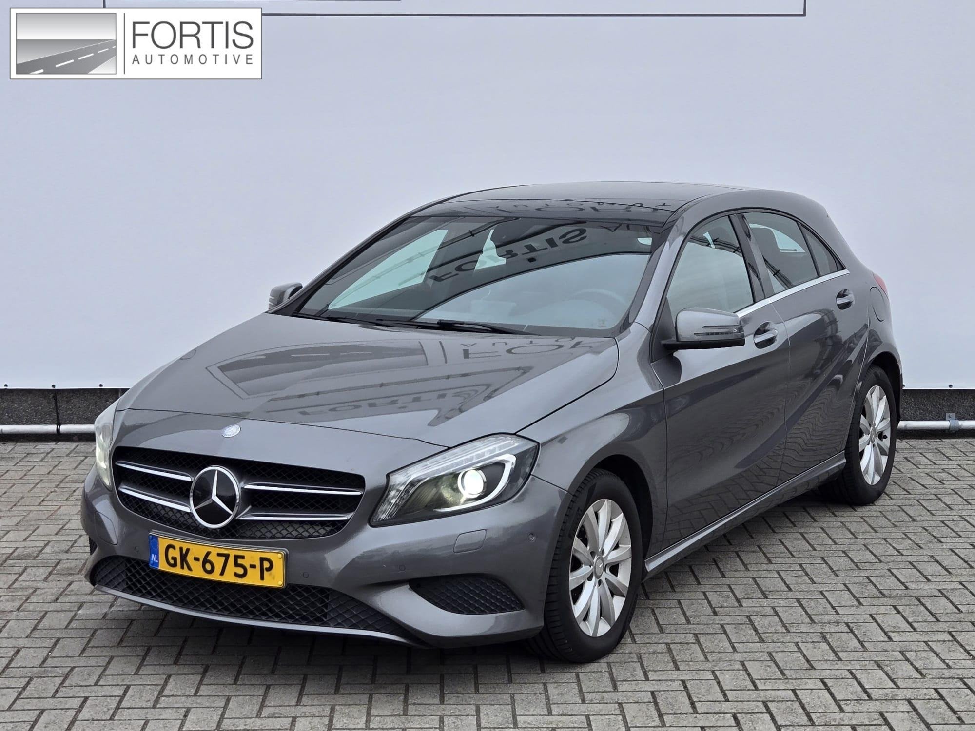Mercedes-Benz A-klasse 180 Ambition NL-AUTO | PANODAK |, Auto's, Gebruikt, 4 cilinders, 122 pk, Traction-control