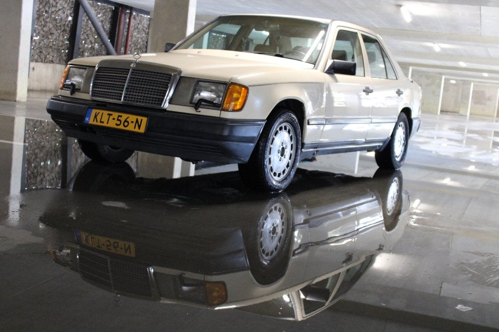 Mercedes 300D TURBODIESEL 1986 UNIEK BOMVOL NIEUWAPK, Auto's, Oldtimers, Automaat, Achterwielaandrijving, Beige, 2996 cc