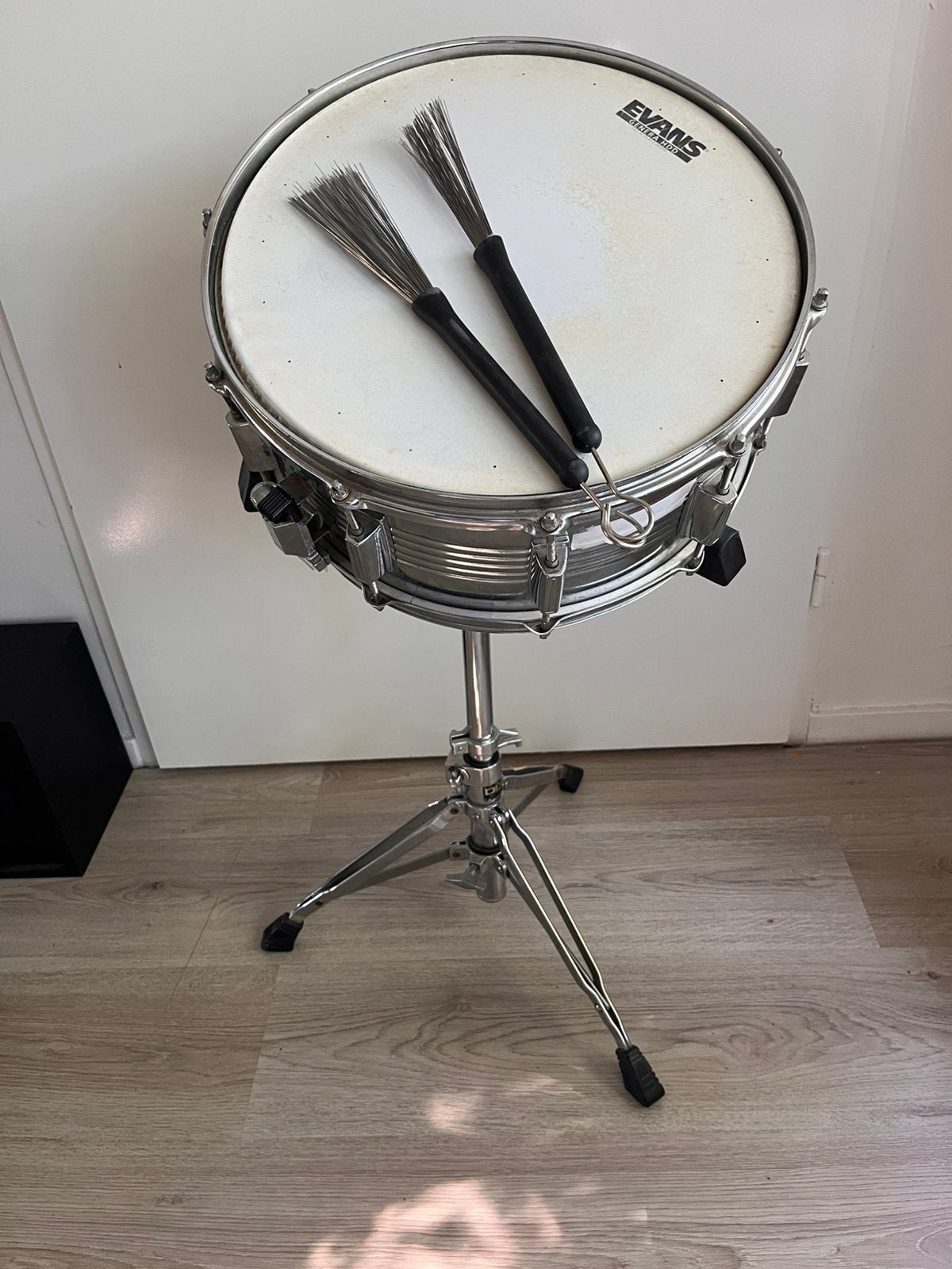 Snaredrum met standaard en brushes, Muziek en Instrumenten, Drumstellen en Slagwerk, Ophalen, Gebruikt, Overige merken