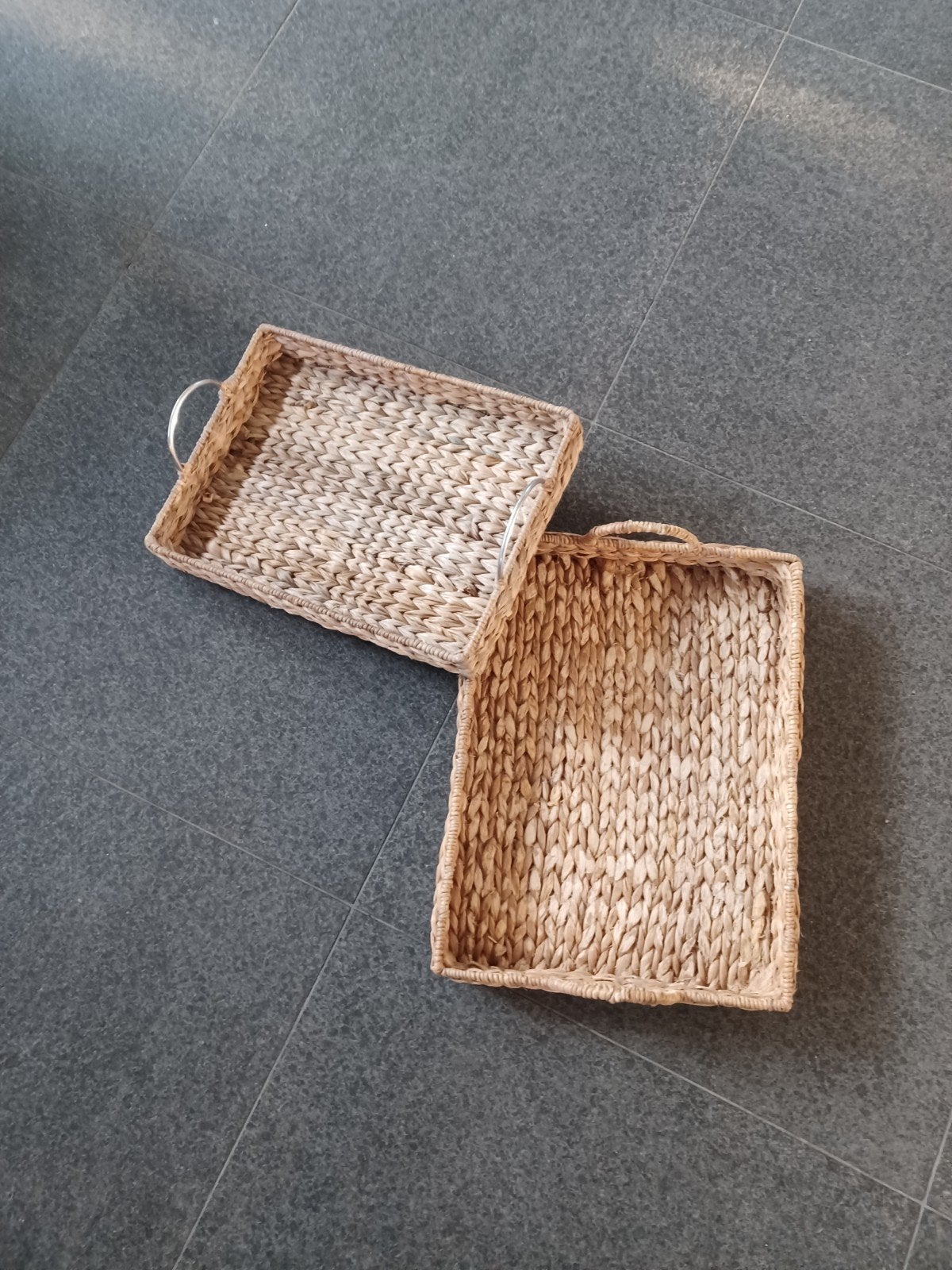 Set van 2 rieten dienbladen met handvatten, Gebruikt, Ophalen of Verzenden, Riet, Dienblad