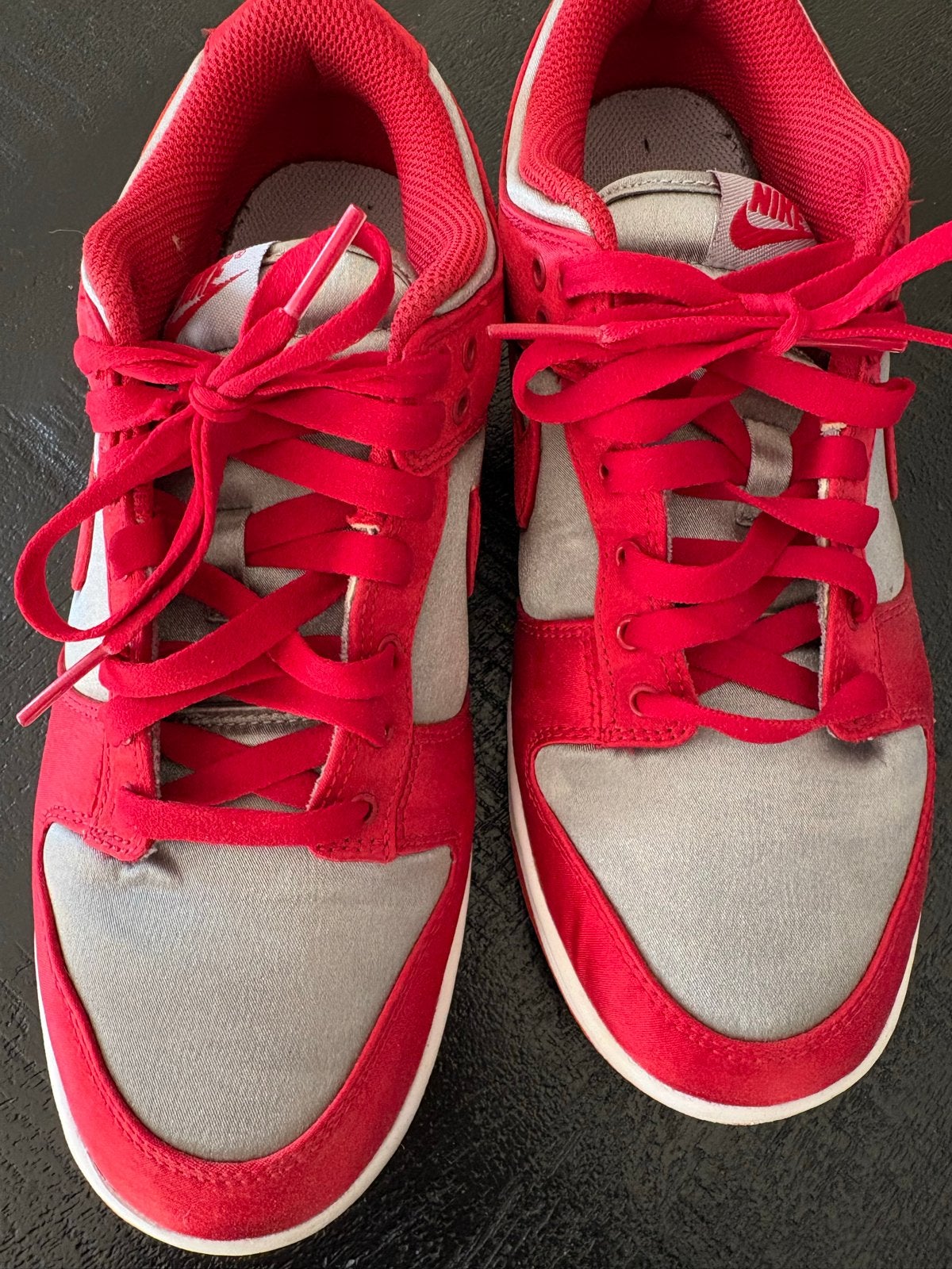 Nike Dunk Low "UNLV Satin" - Grijs/Rood, Ophalen of Verzenden, Gedragen, Grijs, Sneakers of Gympen