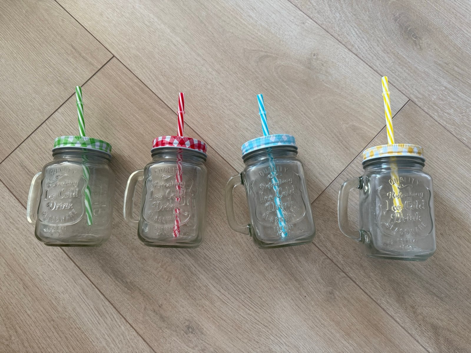 Set van 4 cocktailglazen met rietjes en deksels, Ophalen of Verzenden, Zo goed als nieuw, Meerkleurig, Glas