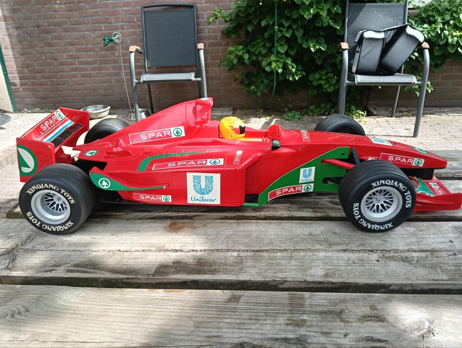Formule 1 afstand bestuurbare Ferrari met spar logo., Ophalen of Verzenden, Overige schalen, Auto onroad