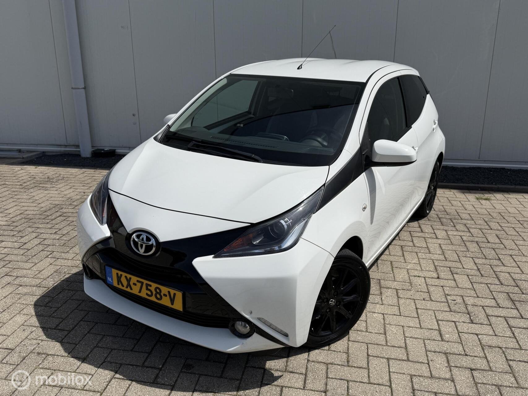 Toyota Aygo 1.0 VVT-i x-sport uitvoering Airco NAP LM velgen, Voorwielaandrijving, Gebruikt, Euro 6, 4 stoelen