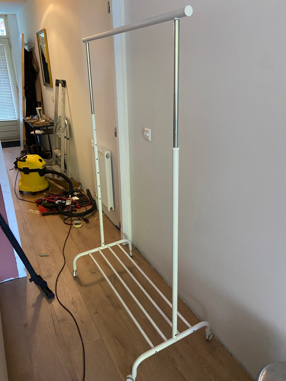 Kledingrek met een schoenenrekje onderin, Ophalen, Met wielen, Gebruikt