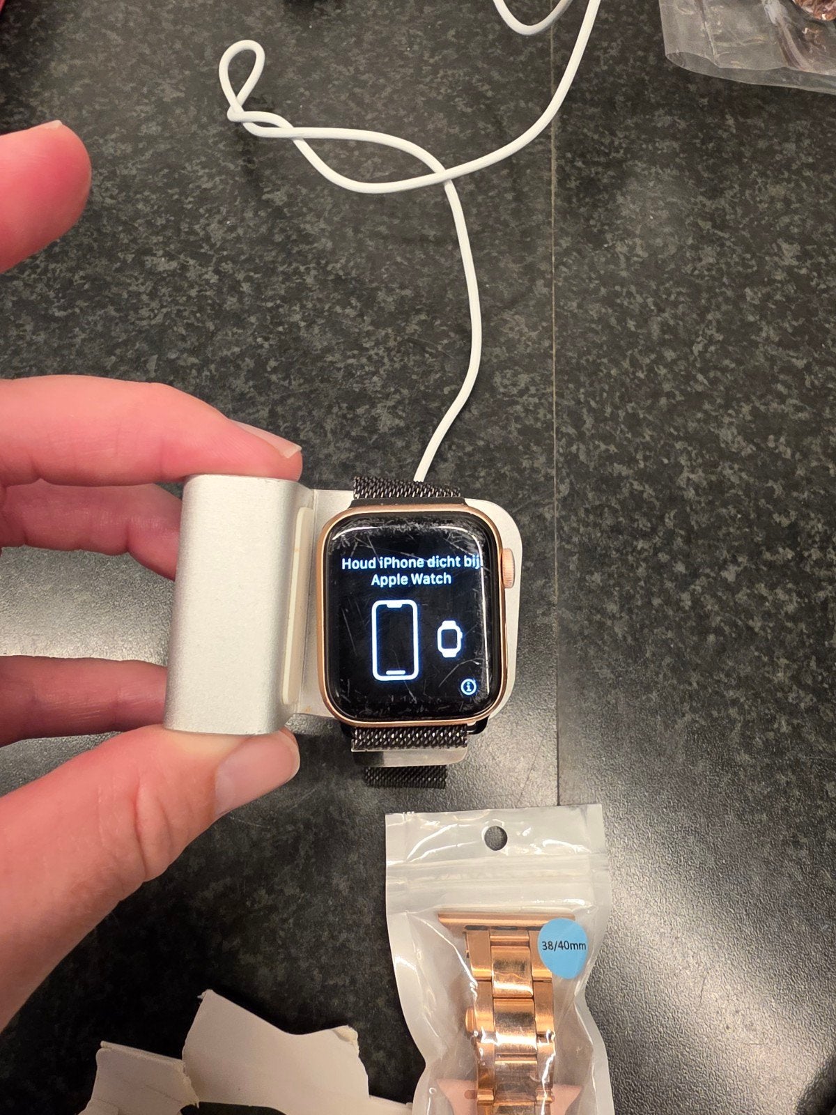 Apple Watch SE (1st gen) 40mm Gold Aluminum + Spigen Band &, Gebruikt, Zwart, IOS, Ophalen of Verzenden