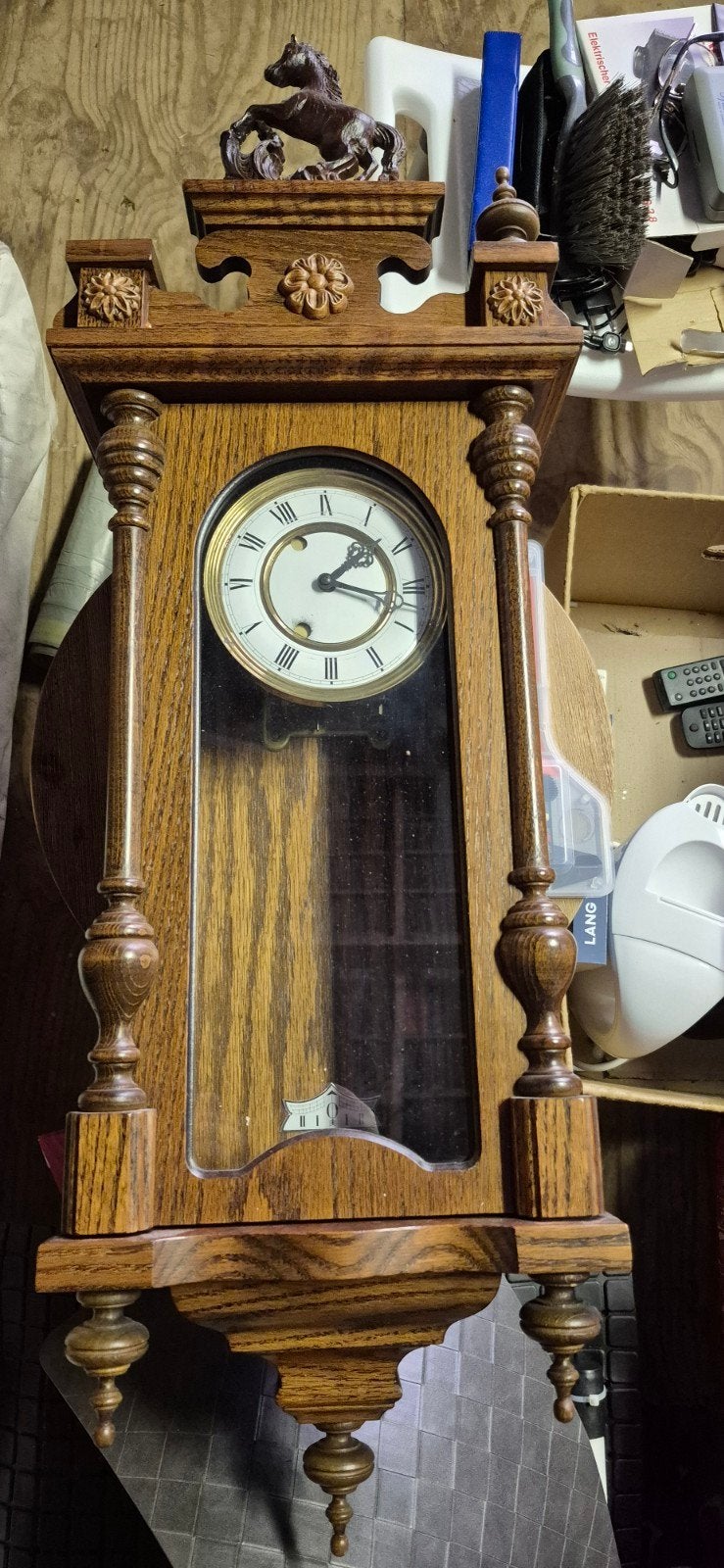 Antieke houten wandklok met paardendecoratie, Ophalen