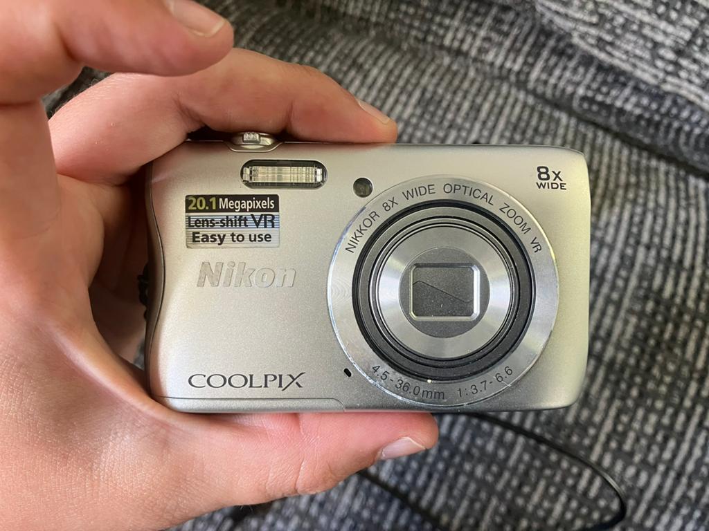 Coolpix S3700 digitale camera nikon zilver kleur, Ophalen of Verzenden, Zo goed als nieuw, Nikon