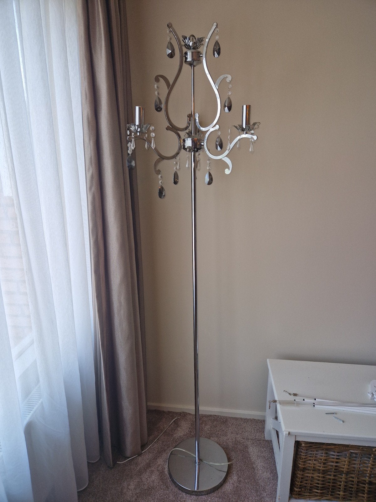 Elegante staande lamp met kristallen hangers, Huis en Inrichting, Lampen | Vloerlampen, Ophalen, Klassiek, Glamour, E14 (klein)