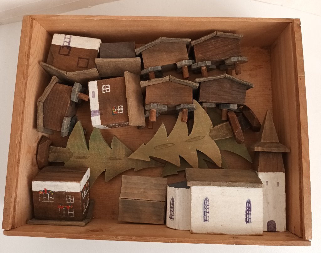 Antiek houten Kistje met 14 Ertsgbergte Kerkje Huisjes Bomen, Ophalen of Verzenden