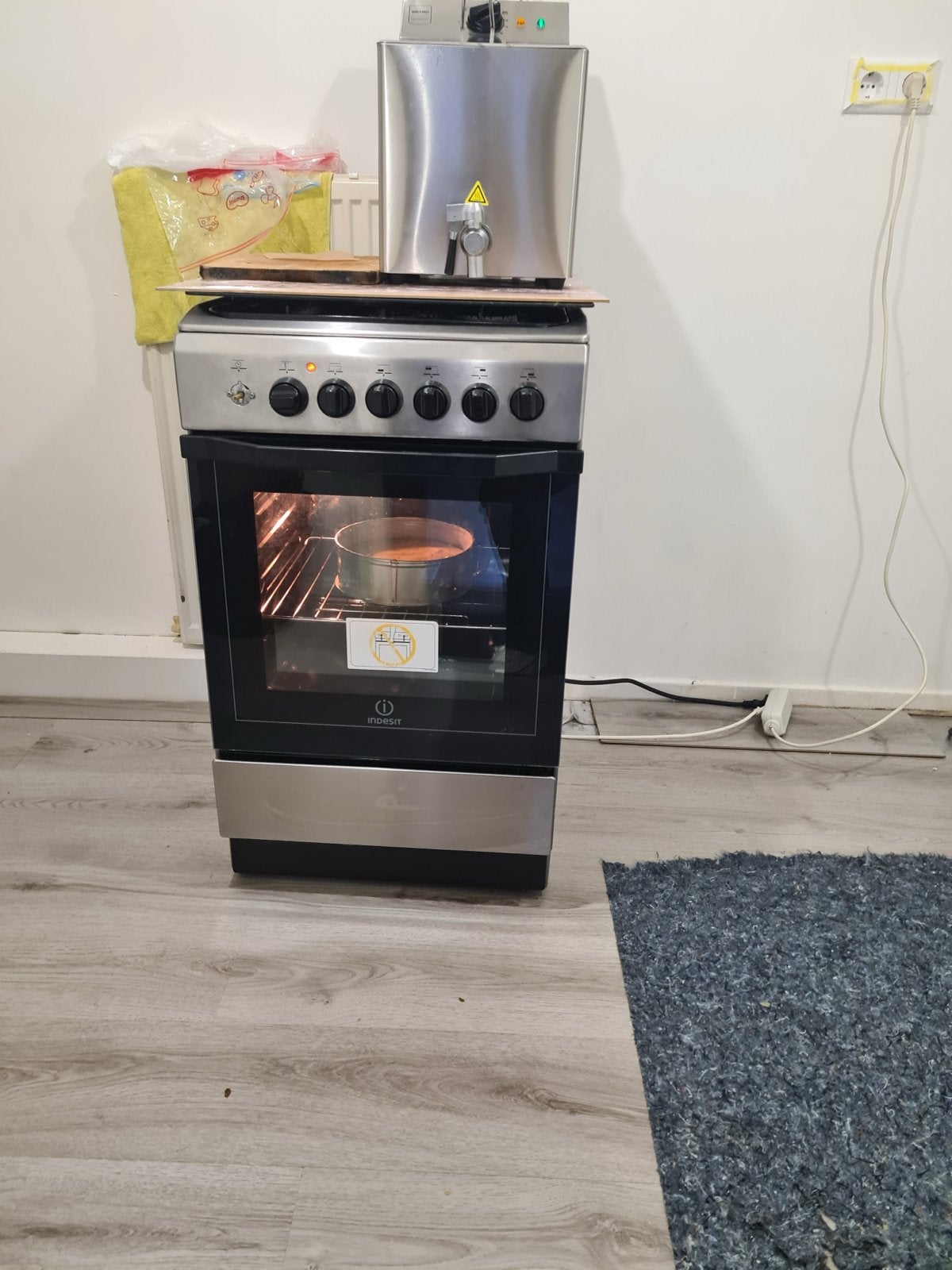 Indesit Fornuis en Oven - Zo goed als nieuw, Witgoed en Apparatuur, Ophalen of Verzenden, Zo goed als nieuw, Vrijstaand, Gas