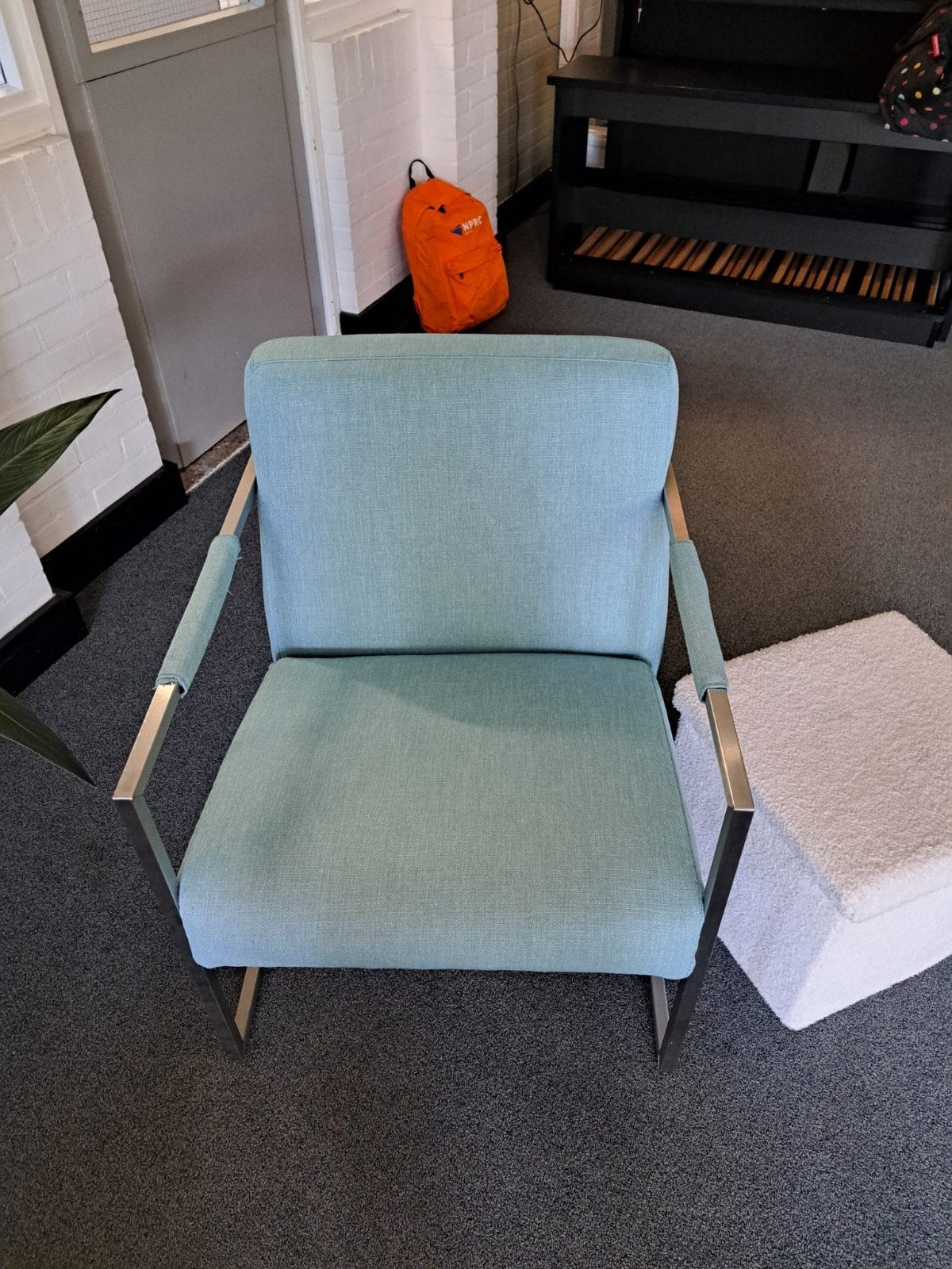 Twee lichtblauwe fauteuils met metalen frame, Huis en Inrichting, Stoelen, Ophalen, Gebruikt, Twee, Blauw