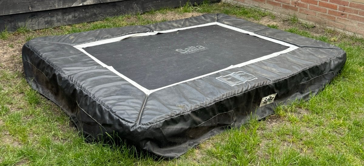 Salta trampoline zwart 215x150 zgan, Kinderen en Baby's, Speelgoed | Buiten | Trampolines, Ophalen, Zo goed als nieuw