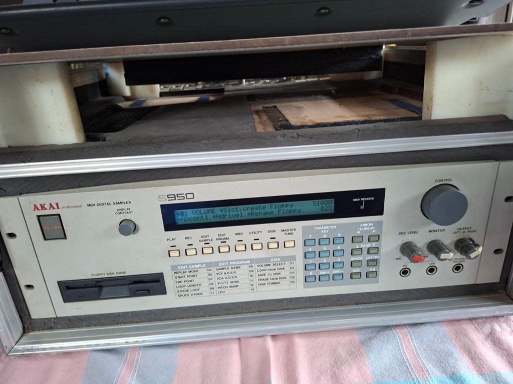 Akai sampler S950 en Yamaha QX3 sequencer, Ophalen