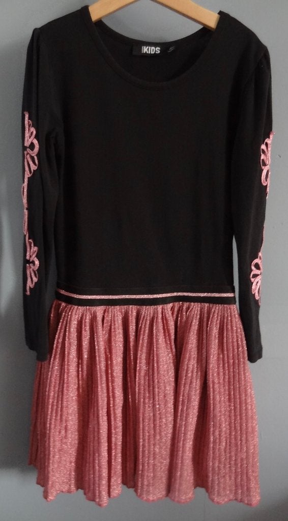 Prachtige zwart jurkje met roze glimmende rok 134 140, Kinderen en Baby's, Europe Kids, Meisje, Ophalen of Verzenden, Zo goed als nieuw