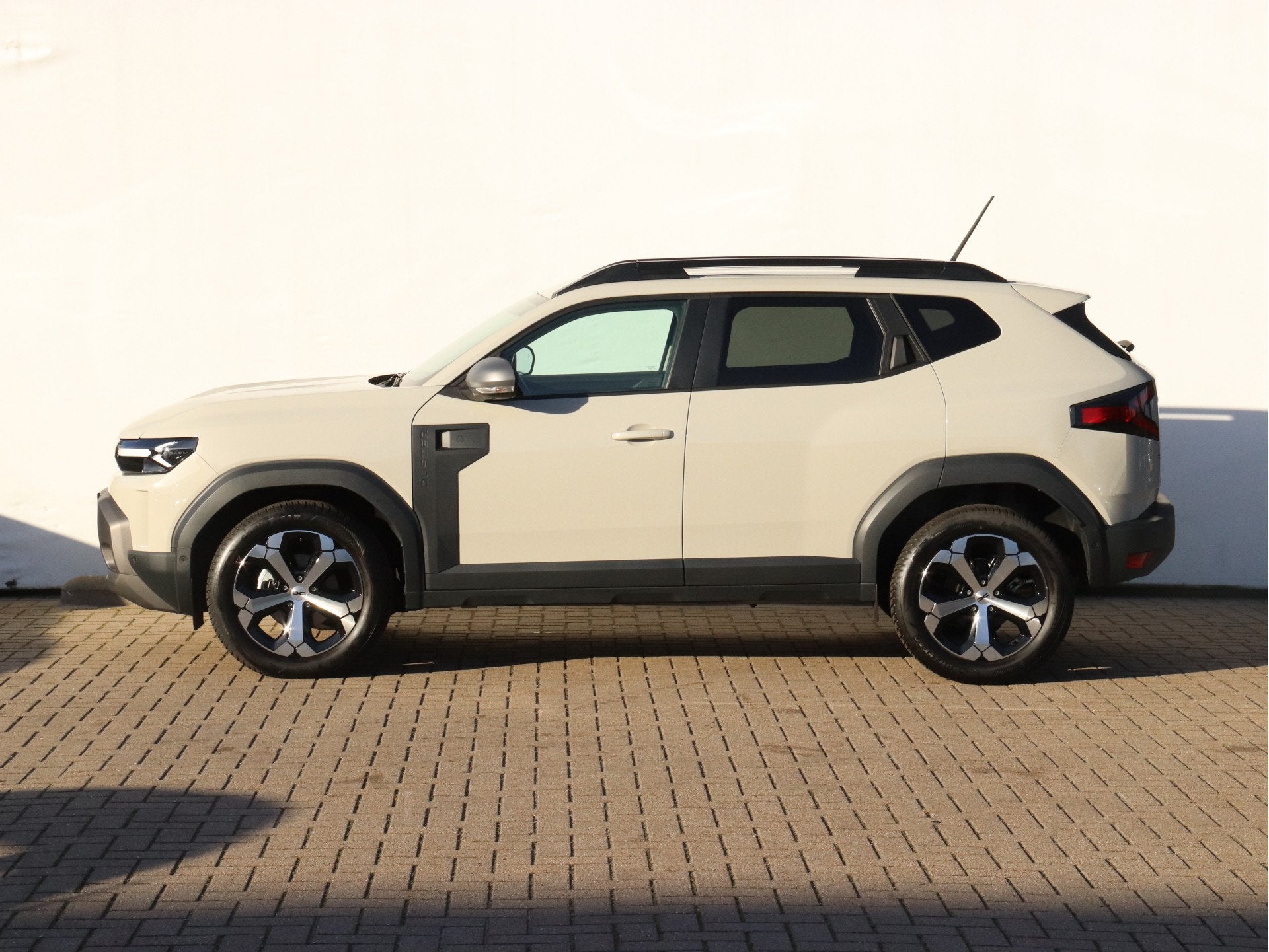 Dacia Duster 1.6 Hybrid 140 Journey AUTOMAAT / NAVI / ALLE O, Dealer onderhouden, Stof, Gebruikt, 4 cilinders