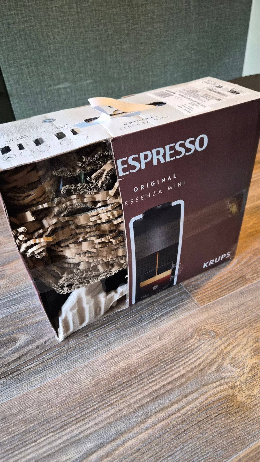 Foto 9 van Nespresso Essenza Mini met diverse koffiecapsules
