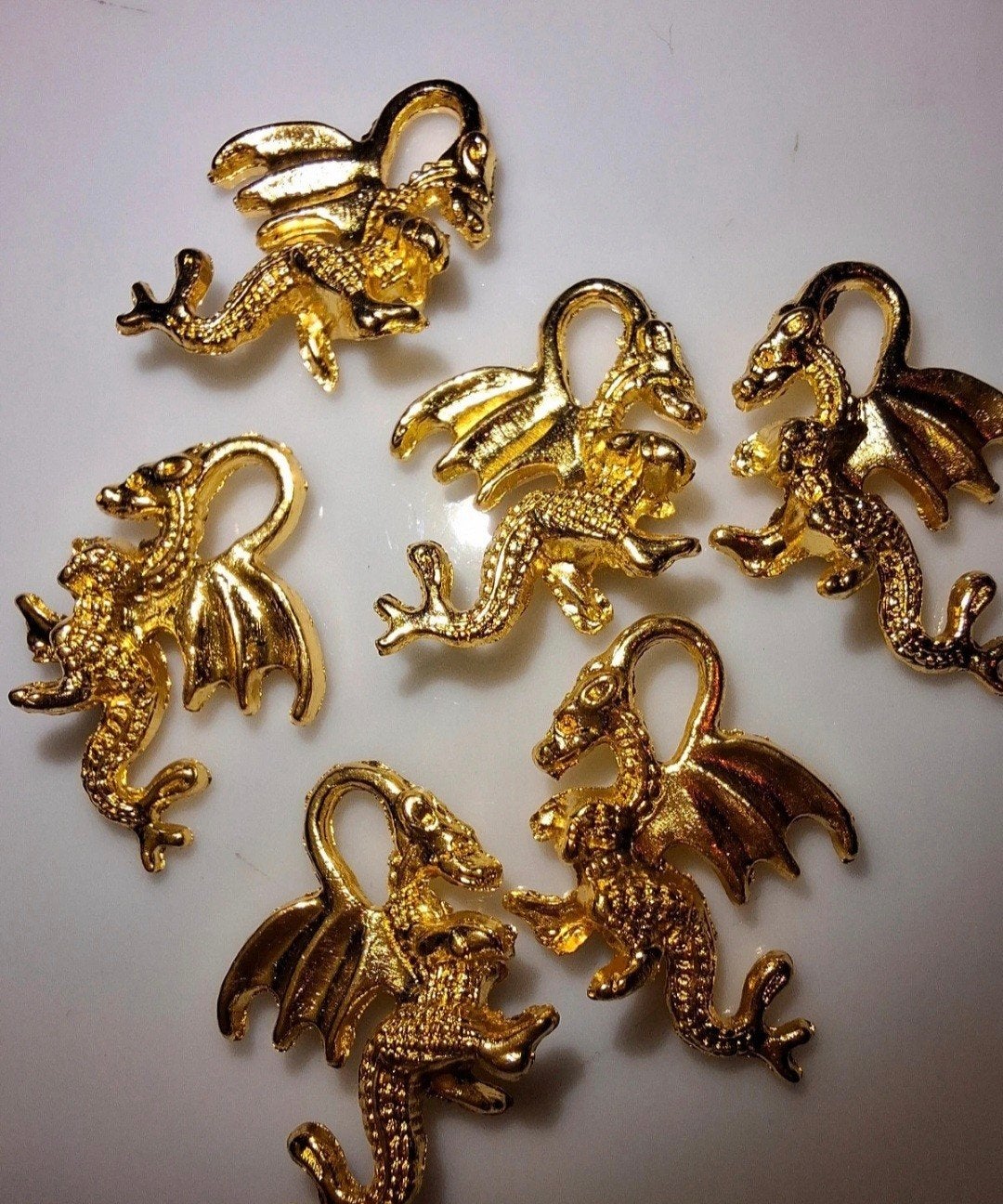 6 stuks bedels hangers draak metaal goud, Overige merken, Overige materialen, -, -