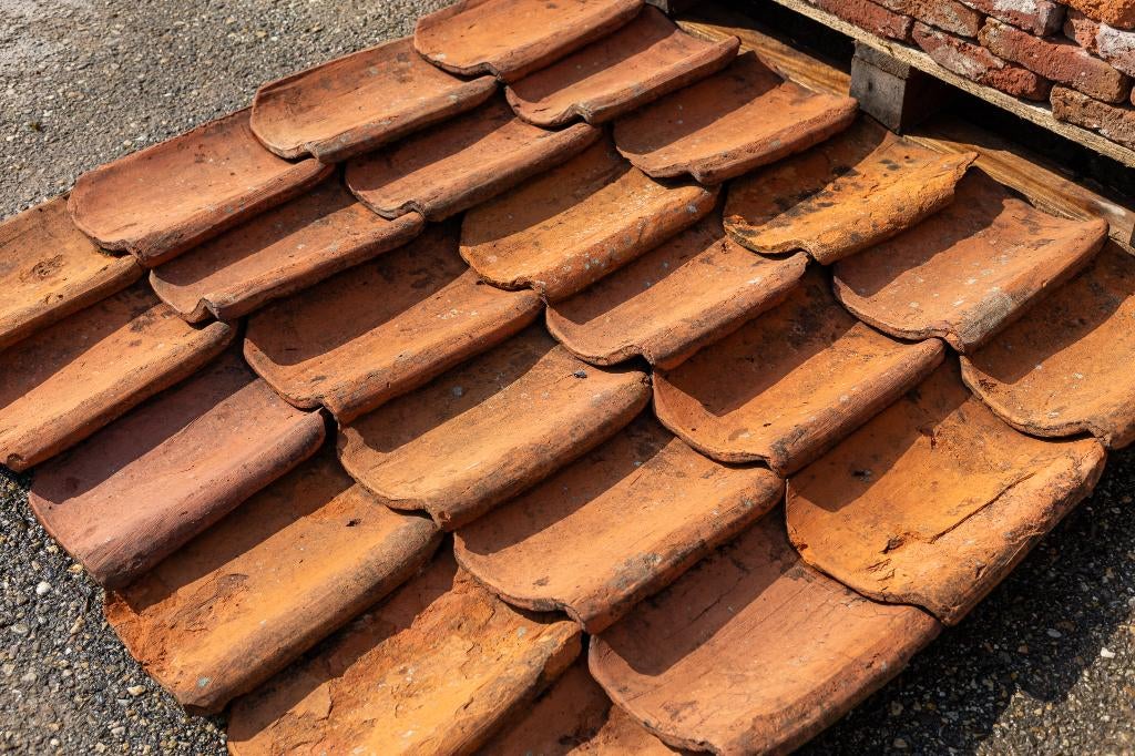 Oude antieke rode handvorm Hollandse pan 2.600 stuks