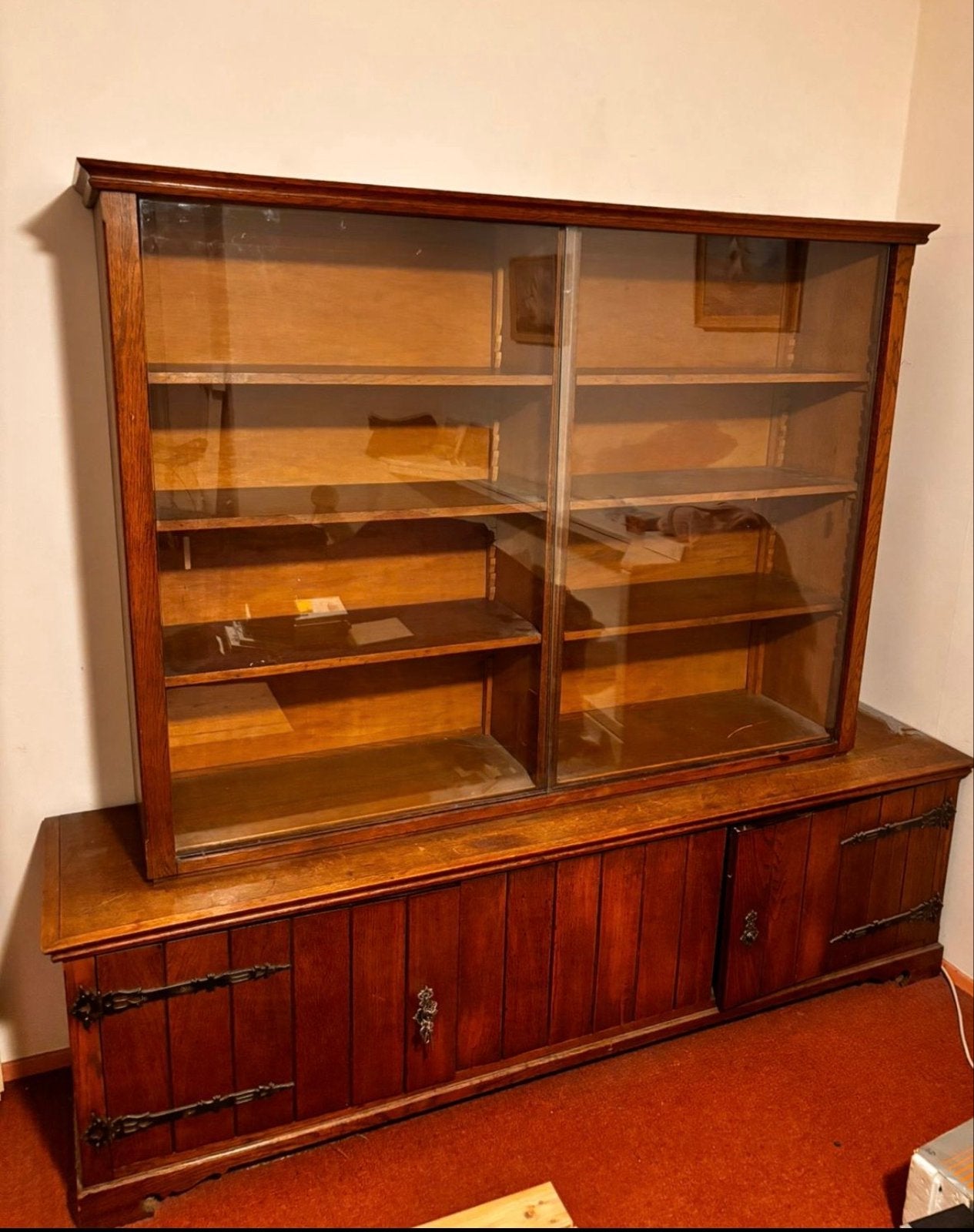 Antieke houten kast met glazen schuifdeuren en opbergruimte, Ophalen, Gebruikt, 150 tot 200 cm, 25 tot 50 cm