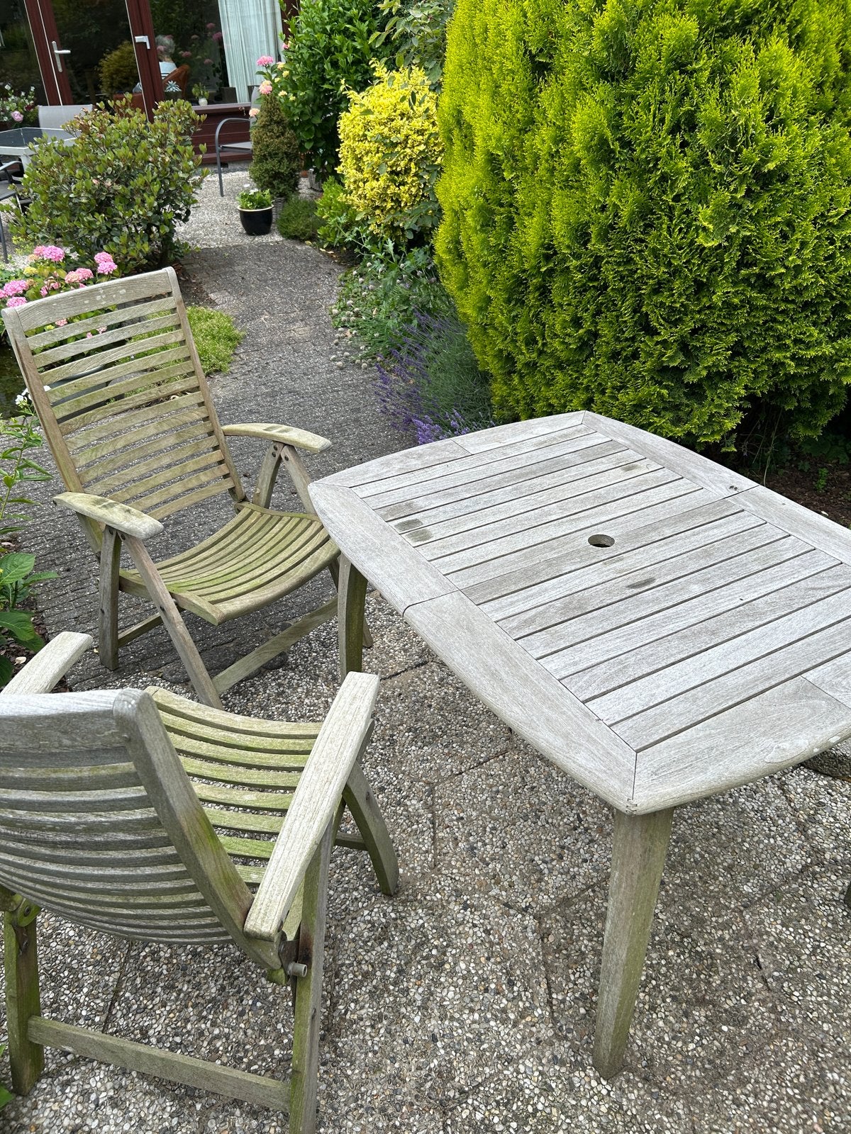 Gratis: Teakhouten tuintafel en 2 stoelen, Ophalen, Gebruikt, Rechthoekig, Teakhout