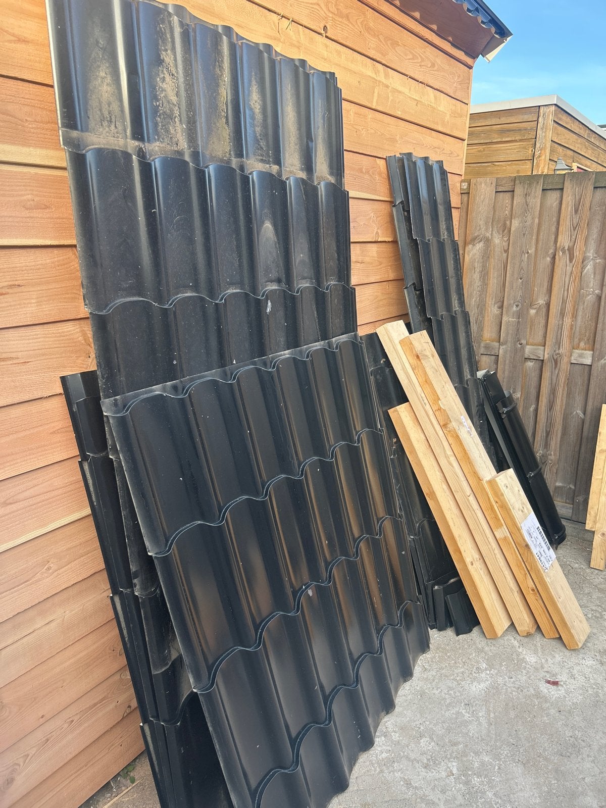 Dakpanplaten en 2 nokken van 2 meter - Over van project, 10 tot 15 m², Zwart, Zo goed als nieuw, Metaal