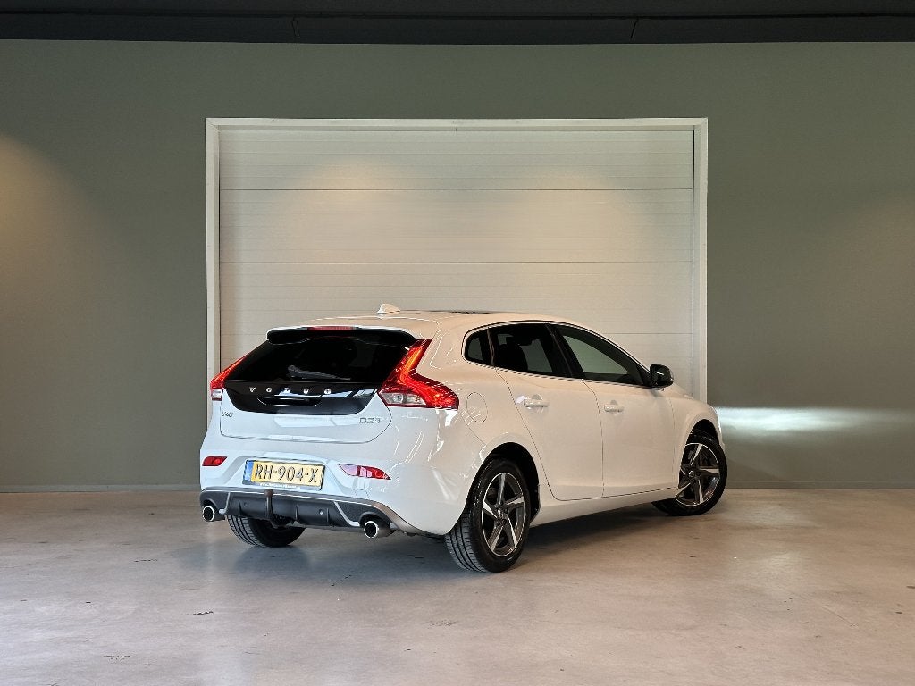Volvo V40 2.0 D3 R-Design | Panorama|Camera|Cruise|Trekhaak, Auto's, Voorwielaandrijving, 28 km/l, Zwart, 4 cilinders