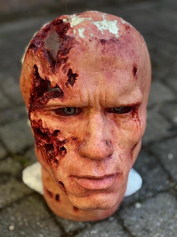 Terminator 2 - 1:1 Arnold Schwarzenegger Battle Damaged Head, Verzamelen, Film en Tv, Ophalen of Verzenden, Zo goed als nieuw