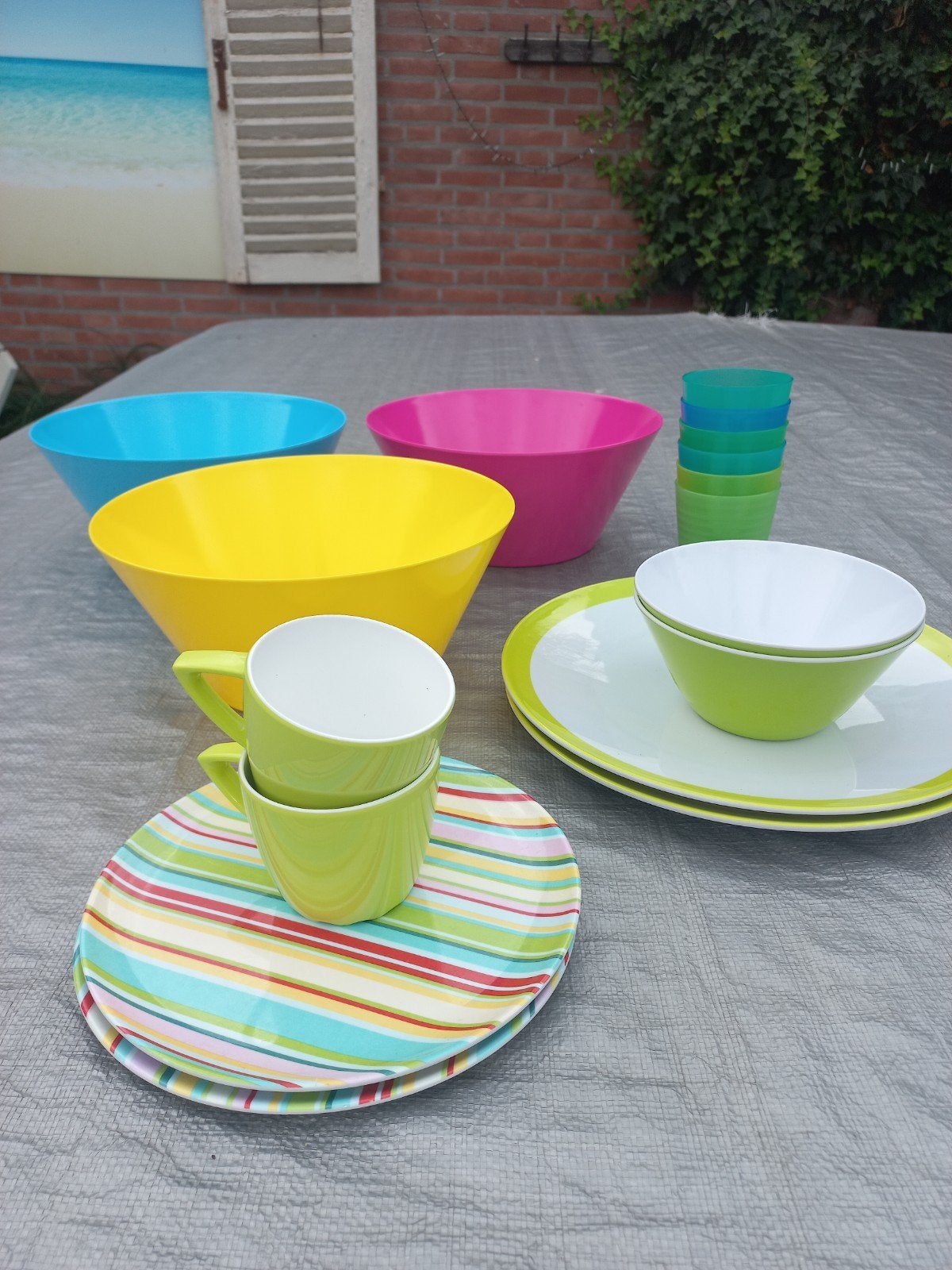 Kleurrijk campingservies: schalen, borden, kopjes en bekers, Ophalen