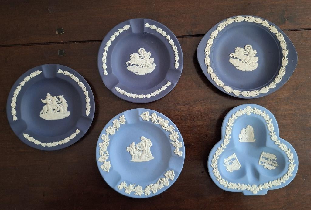 Wedgwood blauw Jasperware, licht en donkerblauw, Antiek en Kunst, Antiek | Keramiek en Aardewerk, Ophalen of Verzenden