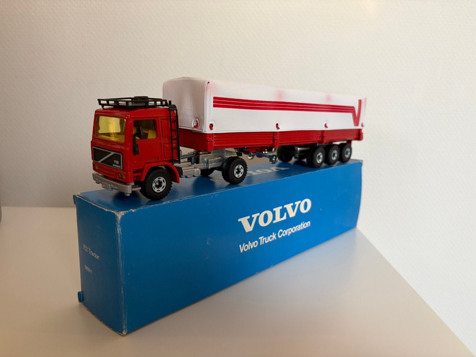 Siku volvo f10 - volvo reclamemodel, Ophalen of Verzenden, Zo goed als nieuw, Bus of Vrachtwagen, SIKU