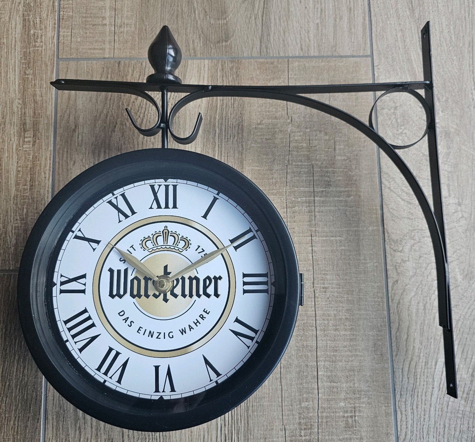 Dubbelzijdige WARSTEINER stationsklok
33 x 33cm

Zeer fraa, Verzamelen, Biermerken, Ophalen of Verzenden, Nieuw, Reclamebord, Plaat of Schild