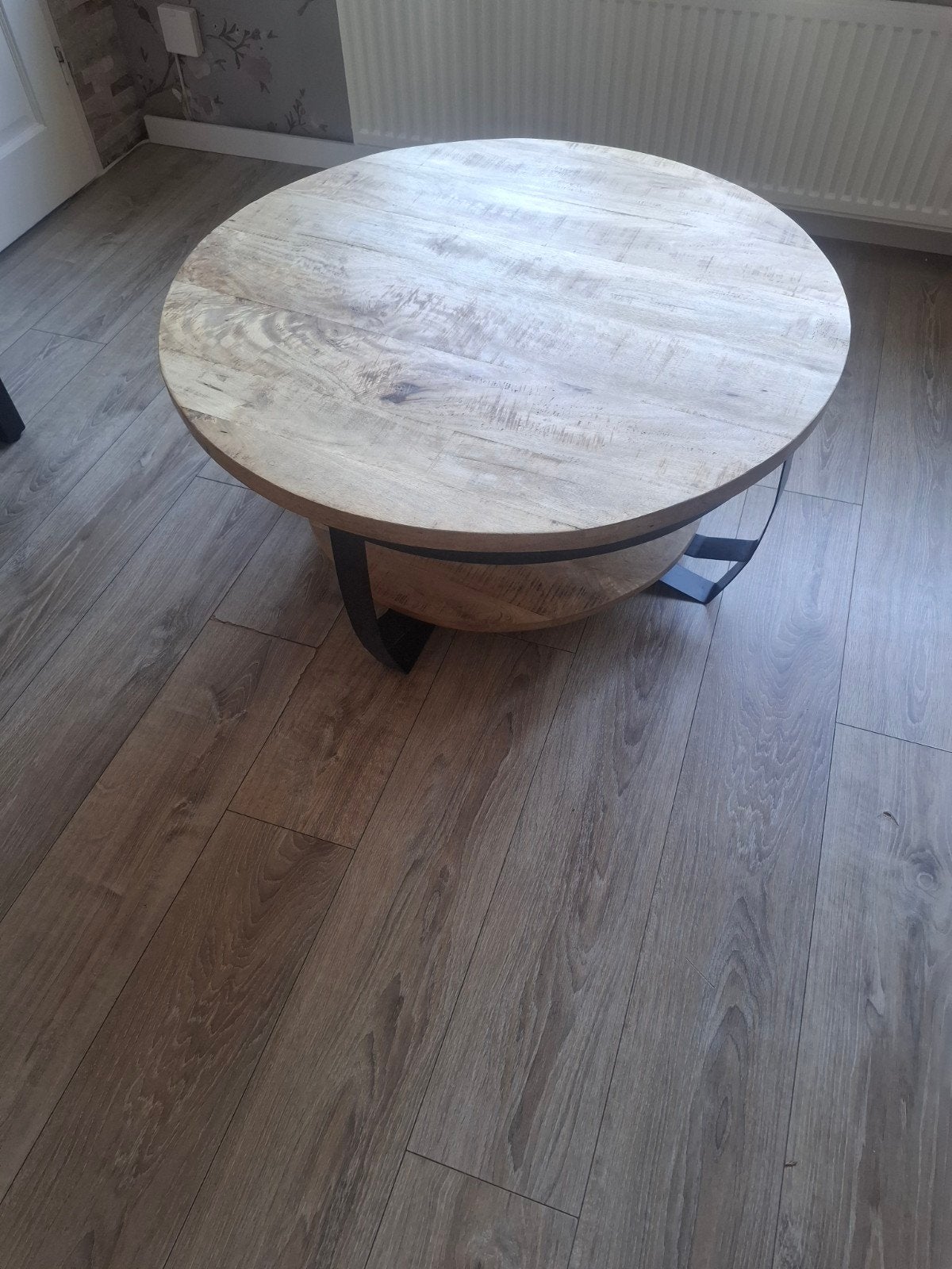 Ronde salontafel mangohout met zwart ijzeren frame, Huis en Inrichting, 50 – 75, Gebruikt, 50 tot 100 cm, Industrieel, Landelijk