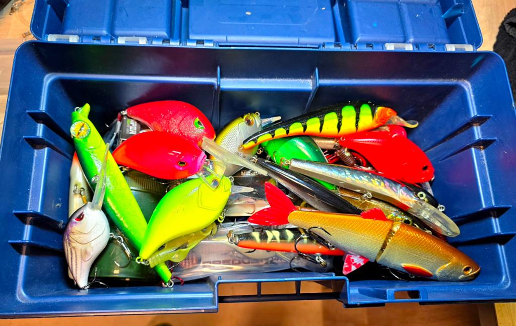 Grote Viskoffer BOMVOL met kunstaas / onderlijnen / tangen, Watersport en Boten, Ophalen of Verzenden, Gebruikt, Overige typen