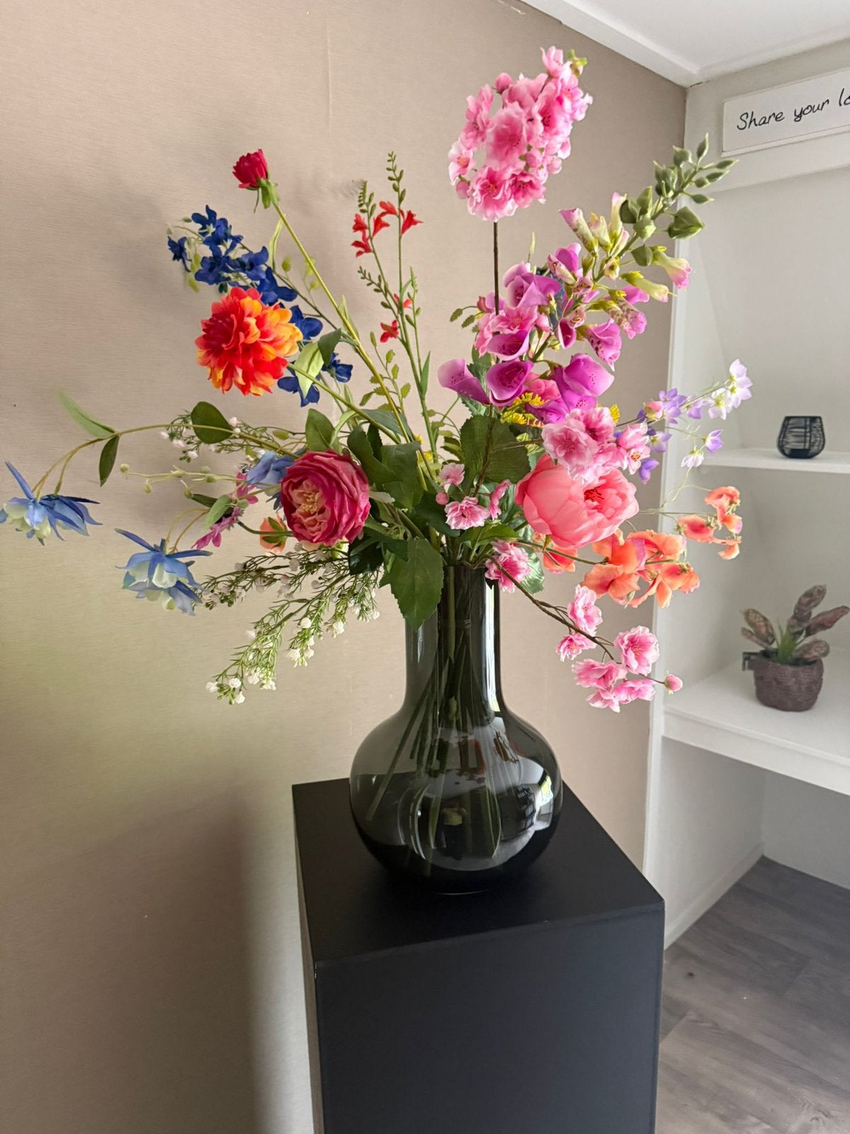 Vaas met silka kunstbloemen, Ophalen, Zo goed als nieuw