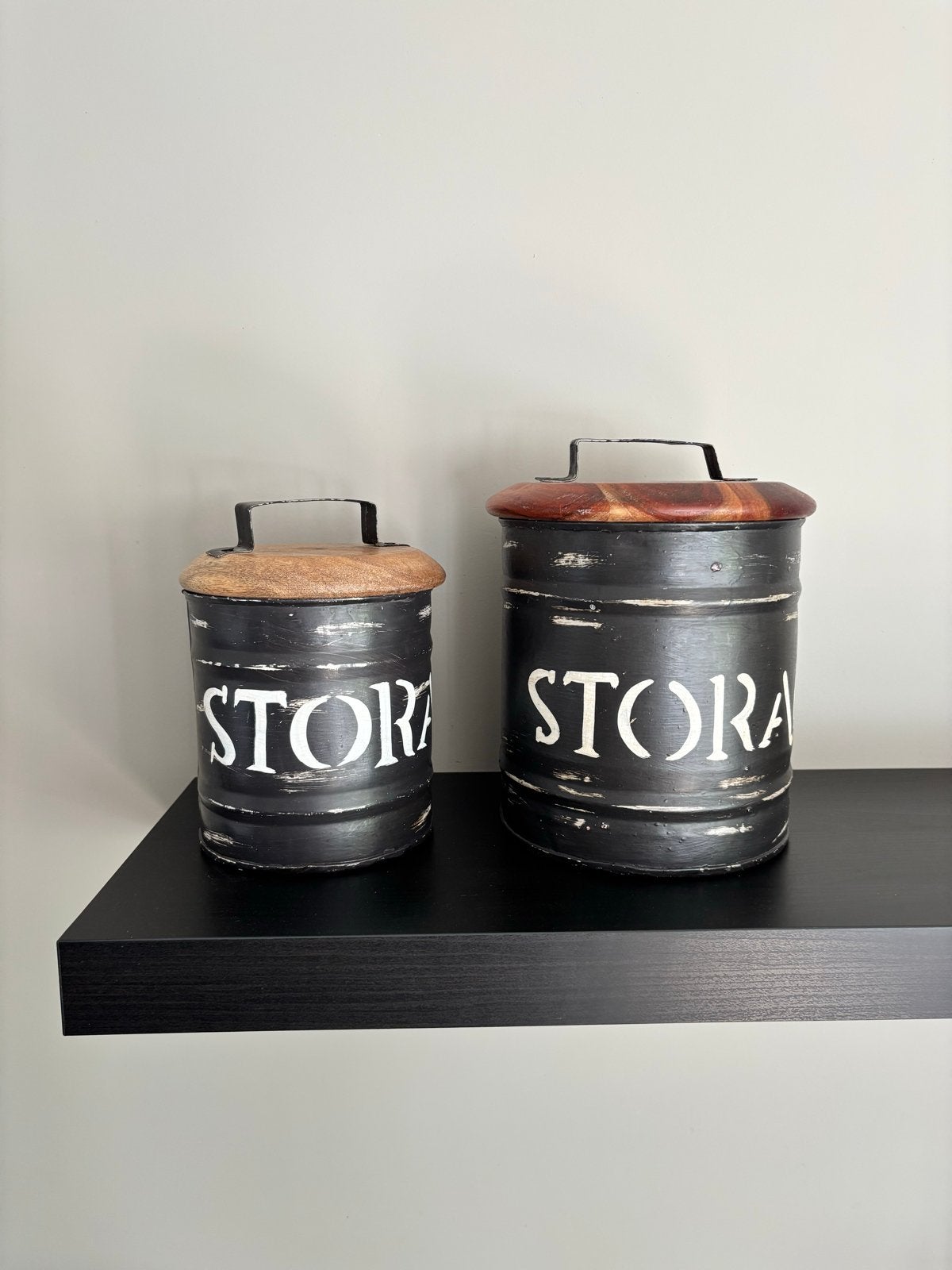 Set van 2 vintage 'Storage' blikken met houten deksel, Ophalen of Verzenden, Zo goed als nieuw, Metaal, Zwart