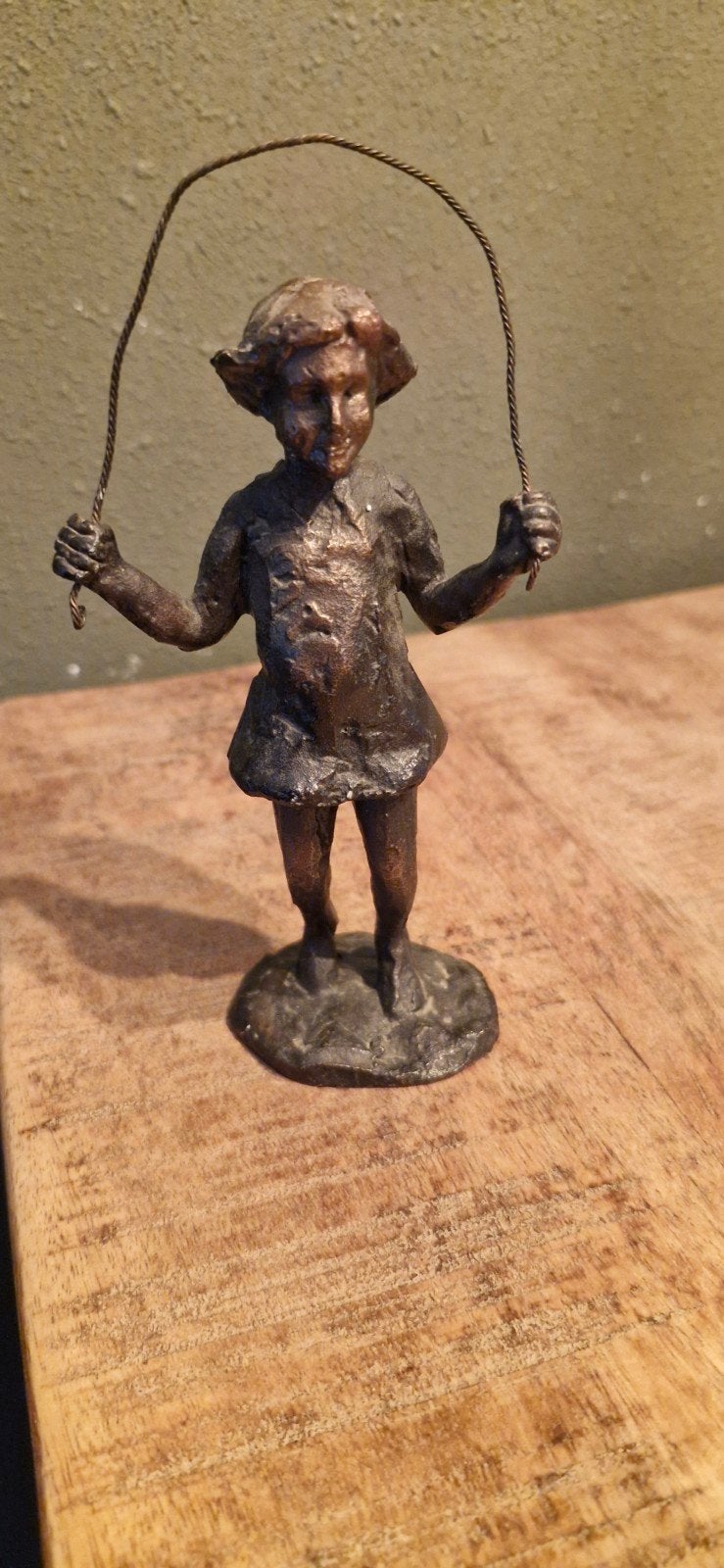 bronzen beeldje  meisje met springtouw, Ophalen of Verzenden