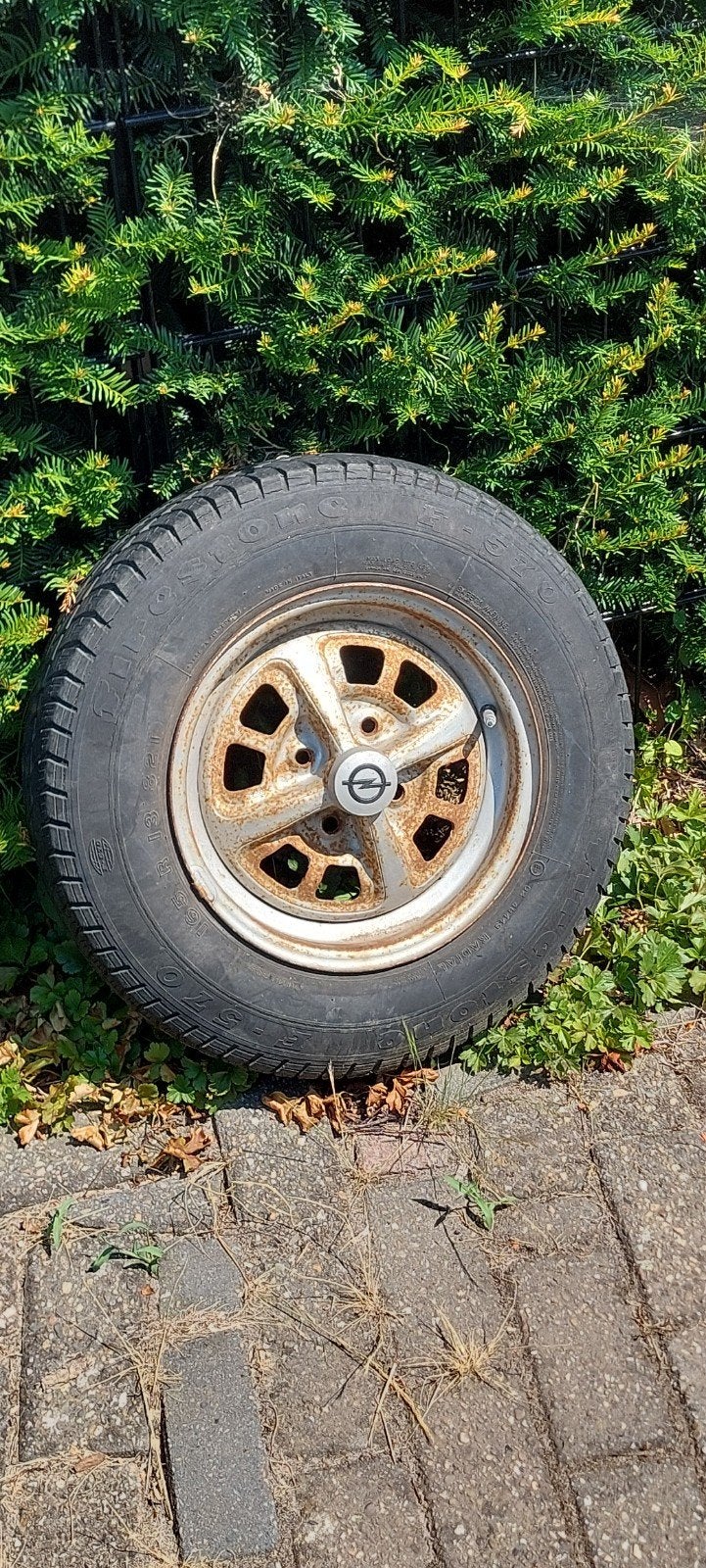 165 R13 band met 4-gaats velg - Opel, Ophalen of Verzenden, Gebruikt