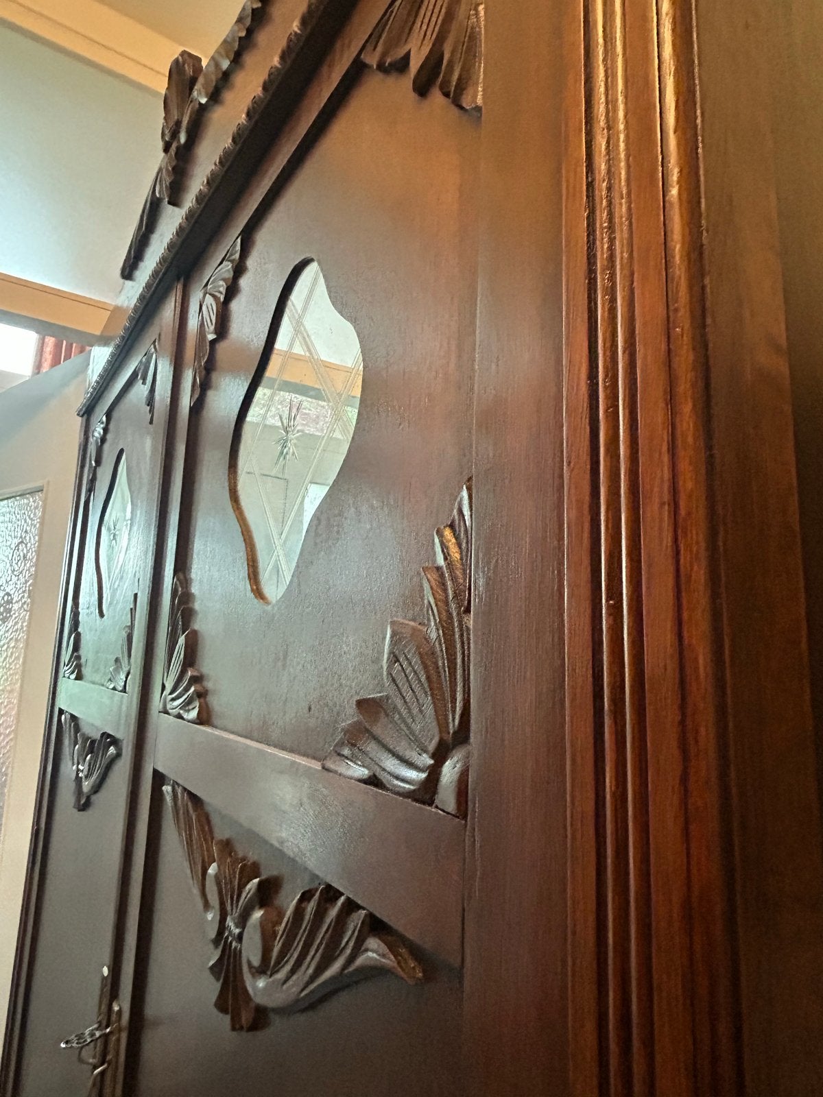 Oude houten kledingkast met houtsnijwerk, Ophalen